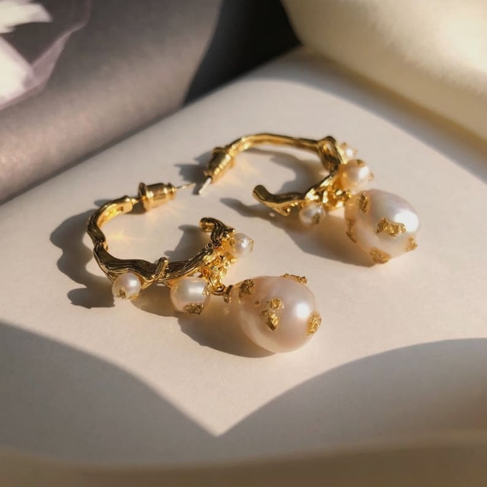 Golden earrings Material: cultured pearls, silver pin and the rest is gold plate